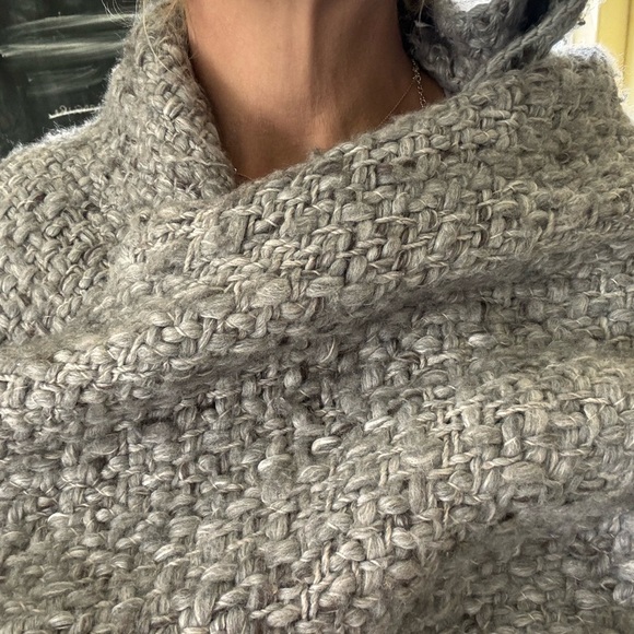 Manos Del Uruguay fringe wrap - Picture 3 of 7